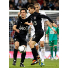 Pepe Alcaide, al lado de Benzema en la eliminatoria copera ante el Real Madrid.