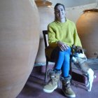 Verónica Orterga, con ‘Enzo’, su leal e inseparable compañero, entre las ánforas de su bodega en Valtuille de Abajo. B. FERNÁNDEZ