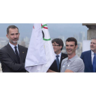 El rey Felipe VI y el presidente de la Generalitat, Carles Puigdemont en los actos ayer de los Juegos de Barcelona. ALEJANDRO GARCÍA