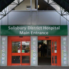 Entrada del hospital del Salisbury donde permanecen ingresadas las dos personas. /