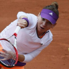 Simona Halep devuelve la bola a Svetlana Kuznetsova, durante los cuartos de final de Roland Garros.