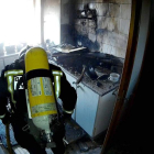 Estado de la cocina tras la intervención de los bomberos. DL