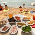 Una mesa de aperitivos que espera dar tregua a los acalorados bañistas.