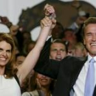 El nuevo gobernador de California sonríe acompañado por su esposa Maria Shrive