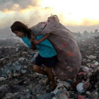 Una mujer recoge objetos en un basurero municipal en Managua, Nicaragua.