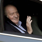 El Rey Juan Carlos saluda a su llegada a la clínica madrileña La Milagrosa.