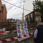 La máquina empezó ayer a derribar las casas que quedan para despejar la parcela. FERNANDO OTERO