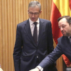 El gobernador del Banco de España, Pablo Hernández de Cos (en el centro), junto al presidente de la Comisión de Presupuestos del Congreso, Francisco de la Torre (derecha de la imagen).