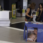 Voluntarias de Aldeas Infantiles, en la oficina de Correos. DL