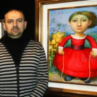 El pintor Álvaro Reja ante uno de los cuadros de la exposición.