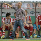 Pep Guardiola da instrucciones a sus jugadores durante la eliminatoria de la Copa alemana contra el Rehden.