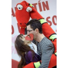 Una pareja se besa durante un concurso celebrado en Pamplona.