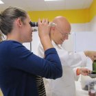 Una de las alumnas de la escuela de Ponferrada durante sus prácticas en una bodega.