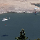 Dos helicópteros cargan agua para apagar el incendio forestal que se declaró ayer al mediodía en el entorno del parque natural de Arribes del Duero.