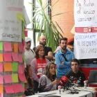 Integrantes de los encerrados, ayer a media mañana dando cuenta de los apoyos que han recibido de otros puntos de España. ANA F. BARREDO