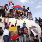 El violinista venezolano Willy Arteaga (arriba)  toca junto a manifestantes sobre una mezcladora de cemento durante una protesta de este pasado sabado en Caracas.