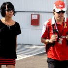 Una imagen de archivo muestra a la cantante y el piloto de Ferrari en el circuito de Hungaroring en el año 2010.