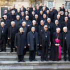 El cardenal Rouco varela (i) se incorpora a la foto de familia de los obispos. LAVANDEIRA JR