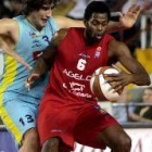 Doblas intenta evitar que Barnes anote dentro del aro del Algeciras