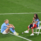Erling Haaland y su novia Isabel Johansen festejan el título de la Liga de Campeones conseguido por el Manchester City en Estambul el pasado 10 de junio. EFE/EPA/GEORGI LICOVSKI