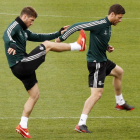 Los jugadores del Real Madrid, Sergio Ramos y Alonso, ayer durante el entrenamiento.