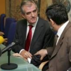 El consejero de Educación, Francisco Javier Álvarez Guisasola, conversa con el rector, Ángel Penas