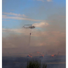 Trabajos de extinción de uno de los incendios de Salamanca. JM GARCÍA