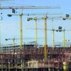 La fuerte sobrevaloración de la vivienda, uno de los riesgos futuros de la economía española