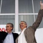 El número dos del PSOE en las elecciones europeas, Ramón Jáuregui, con el primer secretario del PSC, Pere Navarro, en Palafrugell.
