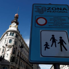 Señal de peatonalización colocada en los alrededores de la Puerta del Sol. MARISCAL