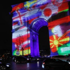El Arco del Triunfo de París, iluminado con las banderas de los países participantes en el Mundial.
