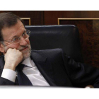 El presidente del Gobierno, Mariano Rajoy, escucha las intervenciones de los portavoces de los diferentes grupos parlamentarios.