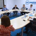 Mañueco, ayer, con los presidentes provinciales. NACHO GALLEGO