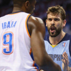 Marc Gasol y Serge Ibaka, en un momento del partido disputado en el Chesapeake Energy Arena de Oklahoma City.