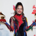Rosalía posa con los dos premios Grammy latinos: Mejor Canción Alternativa y Mejor Actuación en Fusión Urbana, en Las Vegas.