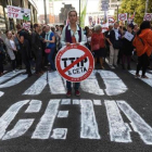 Una mujer sostiene una señal contra el CETA en una protesta en Bruselas el pasado mes de septiembre.