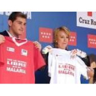 Casillas y Esperanza Aguirre sujetan las camisetas contra la malaria