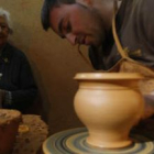 Concha Casado contempla a Jaime Argüello, el alfarero del Alfar Museo de Jiménez de Jamuz.