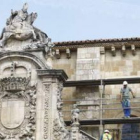 Detalle de los trabajos de restauración que se están llevando a cabo en la fachada de San Isidoro.