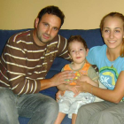 Edgar Acebo posa junto a sus padres en una foto cedida por la propia familia.