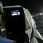 Cámara de televisión durante la retransmisión de un partido en el Santiago Bernabéu.  /