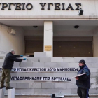 Manifestantes levantan un muro en la sede del Ministerio de Sanidad de Grecia con la inscripción 'Cerrado por el rescate. Hemos sido trasladados a Bruselas', en una protesta contra la austeridad en Atenas, en diciembre del 2016.