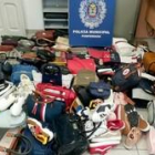 Mercancía presuntamente falsificada incautada por la Policía de Ponferrada en dos puestos del mercadillo semanal de la ciudad