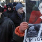 Moscovitas sostienen fotografias de Politkóvskaya en una concentración contra estos crímenes en Mosc