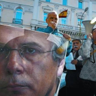 Un grupo de personas se manifesta en Madrid en favor de Baltasar Garzón, el pasado 23 de febrero.