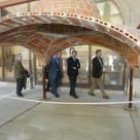 El alcalde se interesó por los trabajos realizados por los alumnos del centro