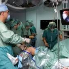El doctor Pedro Ripoll observa el desarrollo de una artroscopia de rodilla a un futbolista retirado