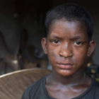 Un niño bangladeshí de doce años llamado Shakil posa mientras trabaja en un taller de Dacca. MONIRUL ALAM