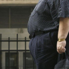 Un hombre con obesidad mórbida pasea por la calle.