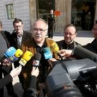 El líder de ERC, Josep Lluís Carod-Rovira, atiende a los periodistas tras votar ayer en Tarragona